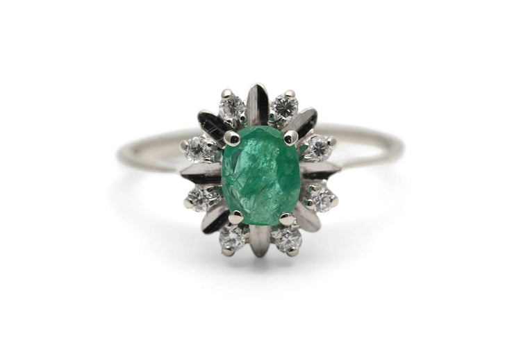 Bague 51 Bague des années 70 en or blanc 18 carats, émeraude et diamants taille brillant 58 Facettes 23758