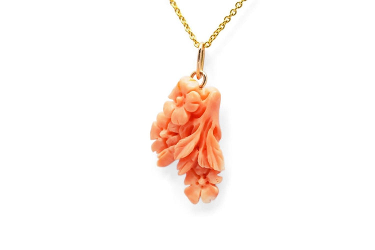 Pendentif Pendentif années 70 en or jaune 18 carats et corail à motifs floraux 58 Facettes B966