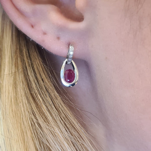 Boucles d'oreilles Boucles d’oreilles en or blanc 18k et rubis 58 Facettes #4886
