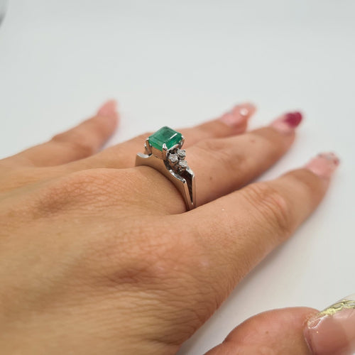 Bague en or blanc 18k, émeraude et diamant 58 Facettes #5049