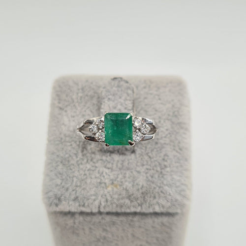 Bague en or blanc 18k, émeraude et diamant 58 Facettes #5049