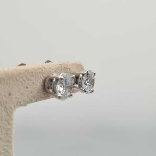 Boucles d’oreilles en or blanc 18k avec diamants naturels 58 Facettes #BT38