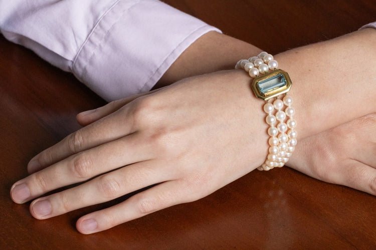 Bracelet à trois rangs de perles, fermoir en or jaune 18 carats et aigue-marine 58 Facettes 13445