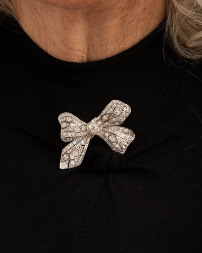 Broche Broche nœud en platine et diamants 58 Facettes LOT 6847