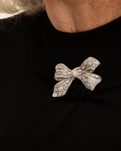 Broche Broche nœud en platine et diamants 58 Facettes LOT 6847