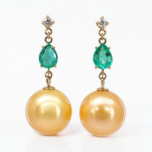 Boucles d'oreilles Boucles d’oreilles pendantes en or 18k, perles des mers du Sud, émeraudes et diamants 58 Facettes E0070