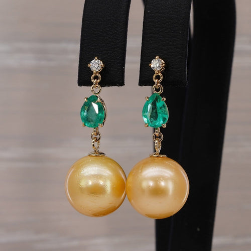 Boucles d'oreilles Boucles d’oreilles pendantes en or 18k, perles des mers du Sud, émeraudes et diamants 58 Facettes E0070