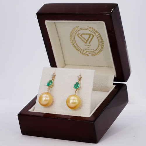 Boucles d'oreilles Boucles d’oreilles pendantes en or 18k, perles des mers du Sud, émeraudes et diamants 58 Facettes E0070