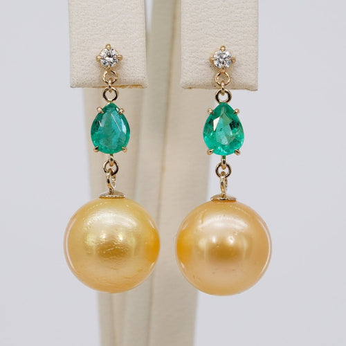 Boucles d'oreilles Boucles d’oreilles pendantes en or 18k, perles des mers du Sud, émeraudes et diamants 58 Facettes E0070