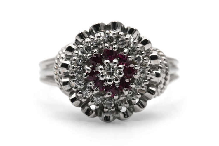 Bague 62 Bague années 50 en or blanc 18 carats, rubis et diamants taille brillant 58 Facettes 24101