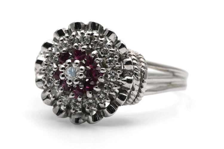 Bague 62 Bague années 50 en or blanc 18 carats, rubis et diamants taille brillant 58 Facettes 24101