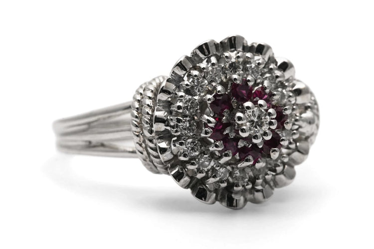 Bague 62 Bague années 50 en or blanc 18 carats, rubis et diamants taille brillant 58 Facettes 24101
