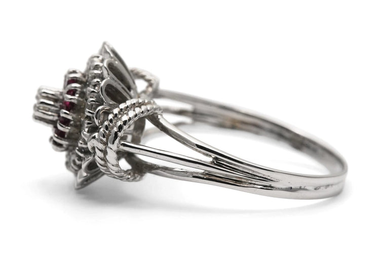 Bague 62 Bague années 50 en or blanc 18 carats, rubis et diamants taille brillant 58 Facettes 24101