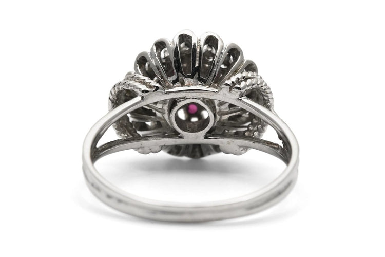 Bague 62 Bague années 50 en or blanc 18 carats, rubis et diamants taille brillant 58 Facettes 24101