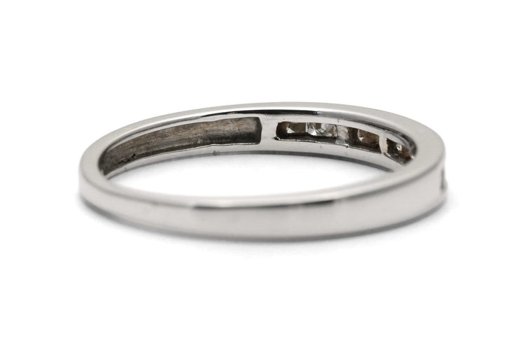Bague 51 Alliance américaine contemporaine en or blanc 18 carats, diamants taille princesse, environ 0,27 ct 58 Facettes B1002