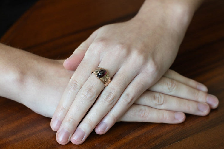 Bague 57 Chevalière en or 14 carats et grenat cabochon, Autriche-Hongrie, 1872-1922 58 Facettes 13478