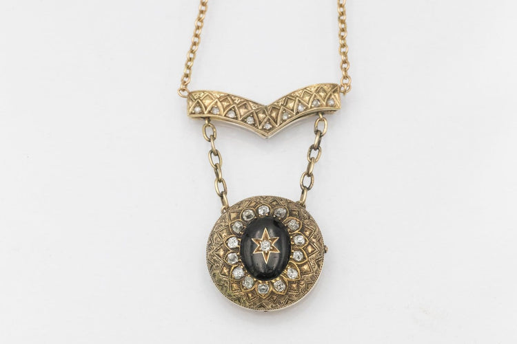 Collier Collier - Médaillon ouvrant en or jaune 14 carats, émail noir et diamants taille rose 58 Facettes PP4
