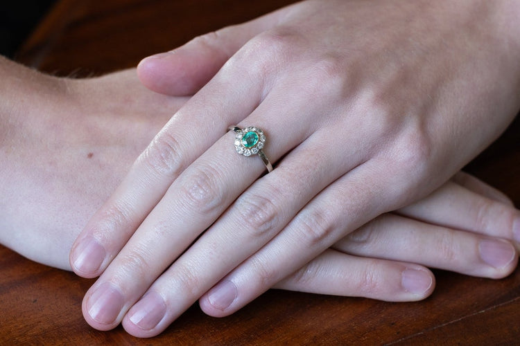 Bague 56 Bague vintage en or blanc 14 carats, émeraude et diamants 58 Facettes 13747