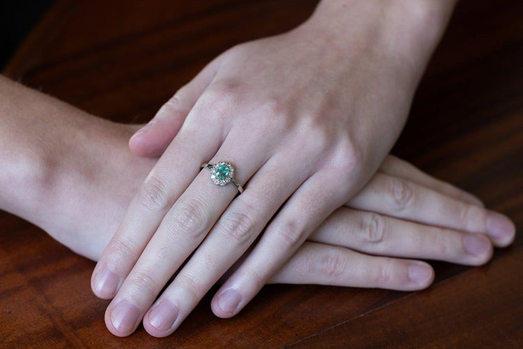 Bague 56 Bague vintage en or blanc 14 carats, émeraude et diamants 58 Facettes 13747