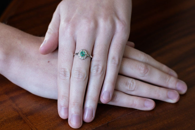 Bague 56 Bague vintage en or blanc 14 carats, émeraude et diamants 58 Facettes 13747