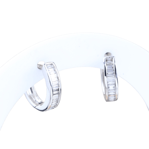 Boucles d'oreilles Boucles d’oreilles créoles en or blanc 18 carats serties de diamants baguette – 0,70 ct 58 Facettes 2B-CC