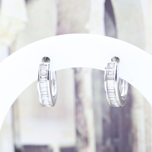 Boucles d'oreilles Boucles d’oreilles créoles en or blanc 18 carats serties de diamants baguette – 0,70 ct 58 Facettes 2B-CC