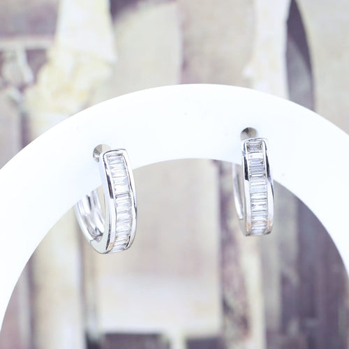 Boucles d'oreilles Boucles d’oreilles créoles en or blanc 18 carats serties de diamants baguette – 0,70 ct 58 Facettes 2B-CC