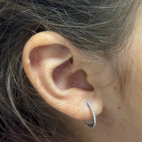 Boucles d'oreilles Boucles d’oreilles créoles en or blanc 18 carats et diamants 58 Facettes 2B-I