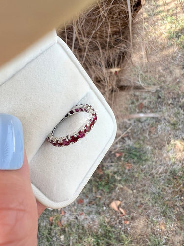 Bague 51.5 Alliance américaine en or gris 18 carats et rubis 58 Facettes 199