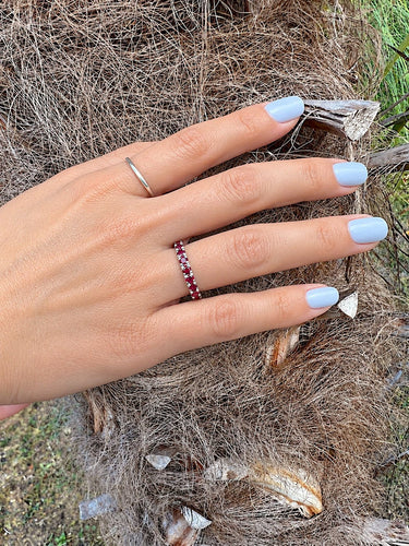 Bague 51.5 Alliance américaine en or gris 18 carats et rubis 58 Facettes 199