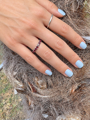 Bague 51.5 Alliance américaine en or gris 18 carats et rubis 58 Facettes 199