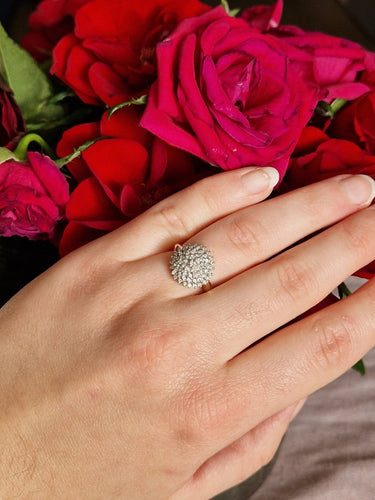 Bague 54.5 Bague dôme Pompon en or jaune 18 carats pavée de diamants 58 Facettes Bague dome fleur