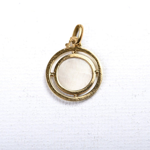 Pendentif Médaille religieuse ancienne en or jaune, Vierge sur nacre 58 Facettes LMB-422