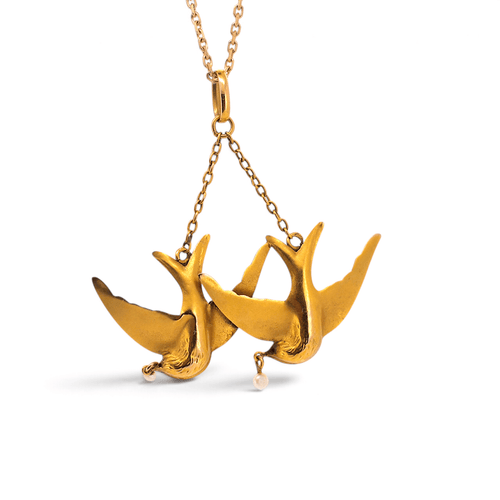 Collier Collier pendentif ancien en or 18k avec deux hirondelles et perles naturelles, vers 1900 58 Facettes NE-1012