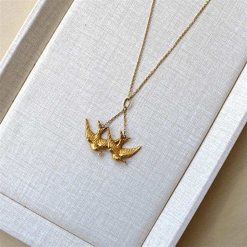 Collier Collier pendentif ancien en or 18k avec deux hirondelles et perles naturelles, vers 1900 58 Facettes NE-1012