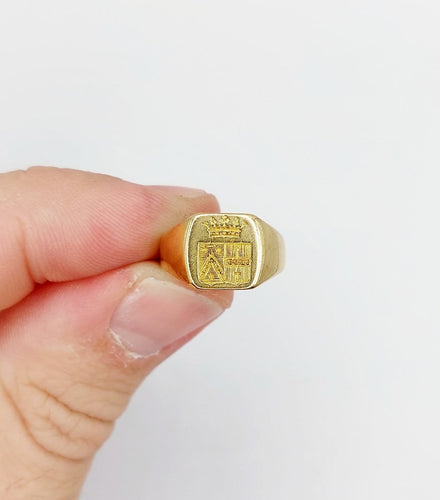 Bague 46.5 Chevalière ancienne en or 18k avec blason, couronne de marquis et sceau 58 Facettes A08054