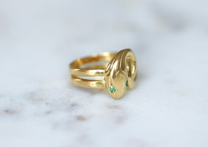 Bague 48 Bague ancienne serpent enroulé, émeraudes, or jaune 18 carats 58 Facettes