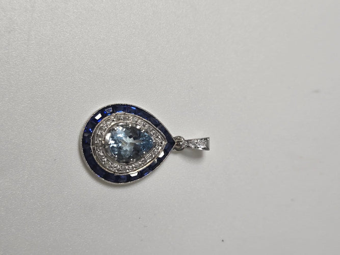 Pendentif Pendentif en or blanc avec aigue-marine, saphirs et diamants 58 Facettes Bague_009
