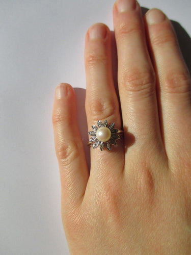 Bague 49.5 Bague fleur en or blanc 18 carats, perle de culture et diamants 58 Facettes Bague