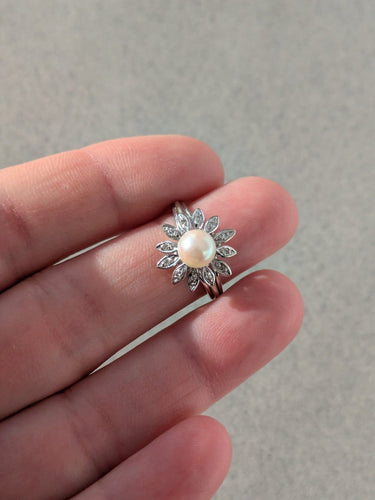 Bague 49.5 Bague fleur en or blanc 18 carats, perle de culture et diamants 58 Facettes Bague