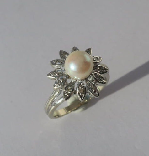 Bague 49.5 Bague fleur en or blanc 18 carats, perle de culture et diamants 58 Facettes Bague