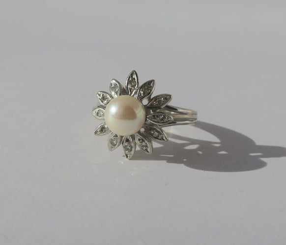 Bague 49.5 Bague fleur en or blanc 18 carats, perle de culture et diamants 58 Facettes Bague