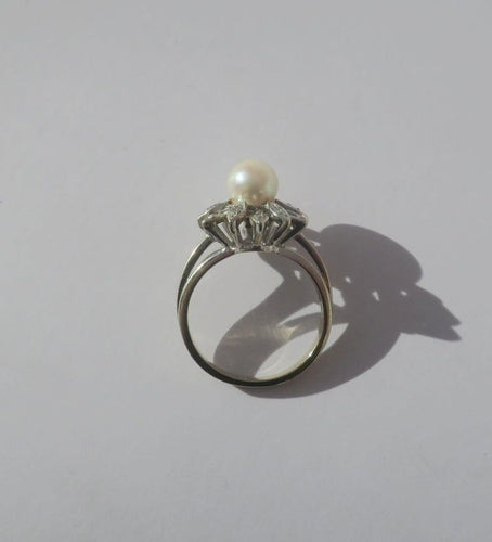Bague 49.5 Bague fleur en or blanc 18 carats, perle de culture et diamants 58 Facettes Bague