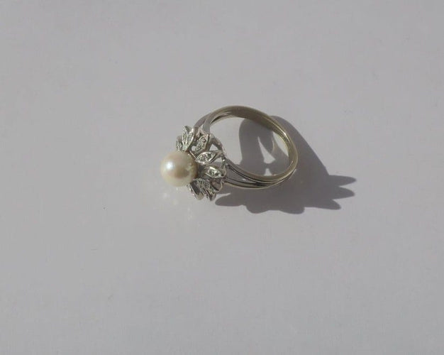 Bague 49.5 Bague fleur en or blanc 18 carats, perle de culture et diamants 58 Facettes Bague