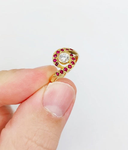 Bague 46 Bague tourbillon en or 18k, diamant et rubis, vers 1920 58 Facettes A08114