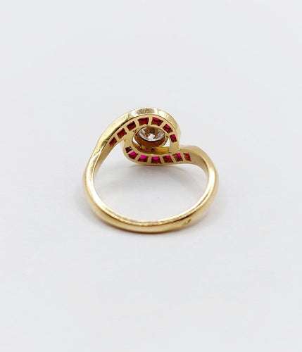 Bague 46 Bague tourbillon en or 18k, diamant et rubis, vers 1920 58 Facettes A08114