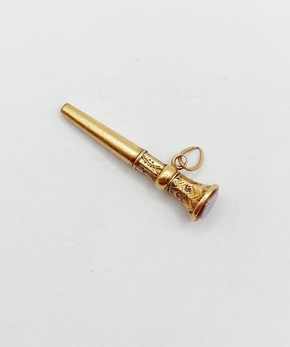 Pendentif Pendentif clé de montre en or 18k et agate, vers 1900 58 Facettes A08117