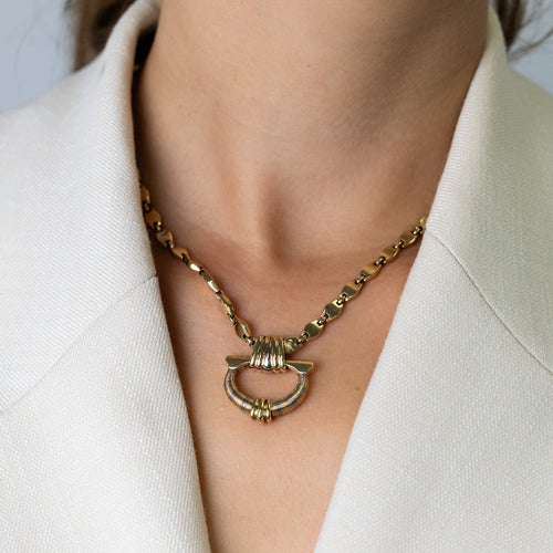 https://cdn.shopify.com/s/files/1/0940/1971/5447/files/Collier_Cartier_port.jpg?v=1793053371