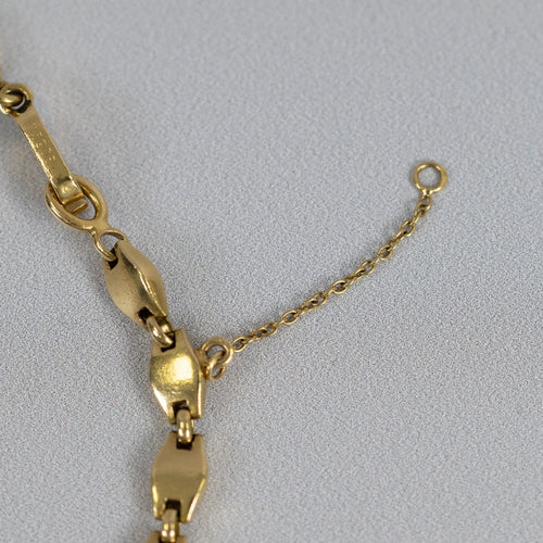 https://cdn.shopify.com/s/files/1/0940/1971/5447/files/Collier_Cartier_attache_du_motif.jpg?v=1793053667