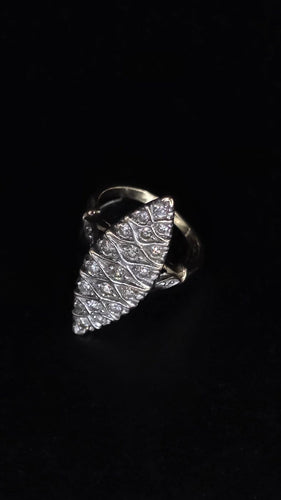 Bague 56 Bague marquise ancienne en or jaune et gris 18k, pavée de 19 diamants 58 Facettes Bague marquise